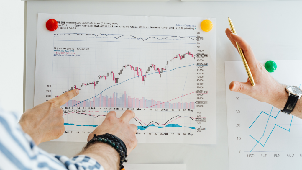 An image of small business owners in Oakville who are reviewing their investment income from the previous tax year.