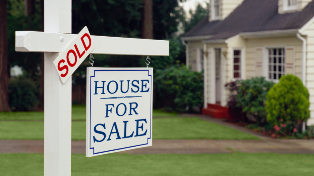 An image of a Canadian Property located in Oakville that is listed as sold with a real estate sign